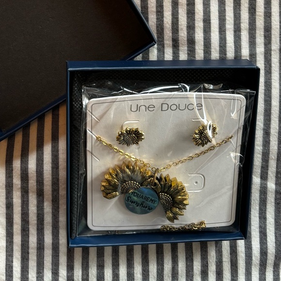 Une Douce Sunflower You Are My Sunshine Pendant Necklace and Earrings Set - Picture 6 of 9